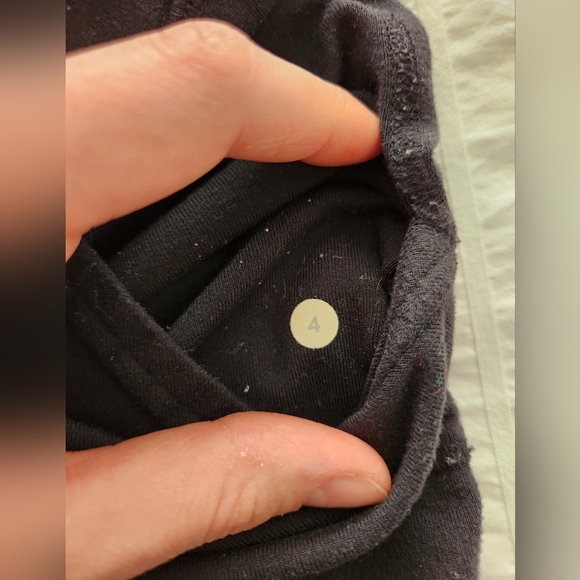 Lululemon black cropped pants - size 4 - Picture 3 of 3